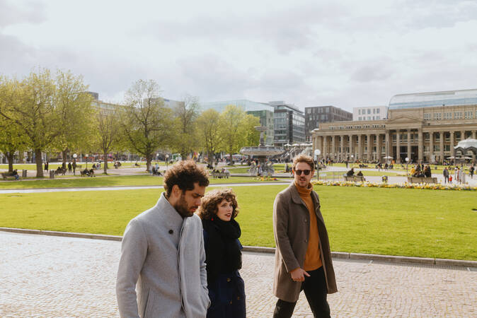 Gespräch auf dem Schlossplatz in Stuttgart