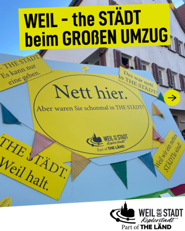 Ein großer gelber Banner mit dem Text "WEIL - the STÄDT beim GROSSEN UMZUG" ist von mehreren kleineren Schildern mit humorvollen Sprüchen umgeben, die an einem Umzugswagen angebracht sind.