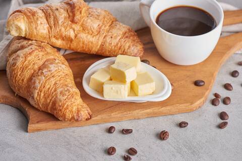 Kaffee mit Croissants und Butter
