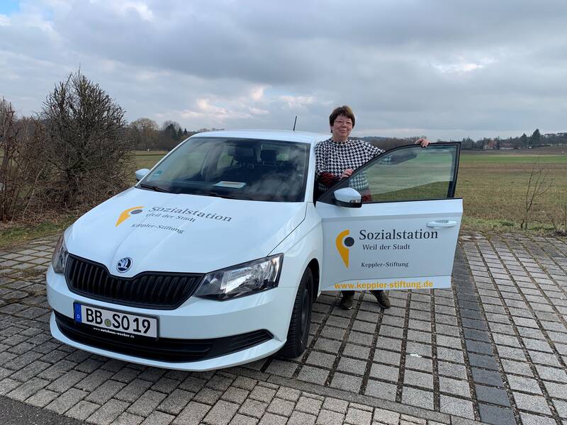 Iris Schell steht vor dem Seniorenmobil Weil der Stadt.