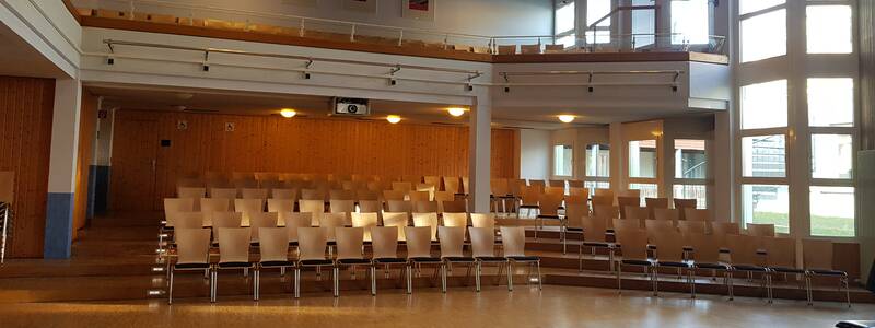 Die Bestuhlung einer Aula.