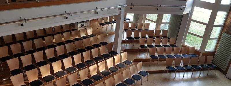 Die Bestuhlung einer Aula.