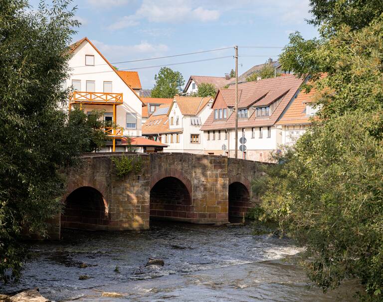 Unter einer Brücke fließt ein Fluss.