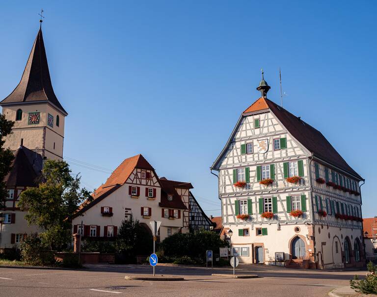 Eine Kirche und zwei alte Gebäude.