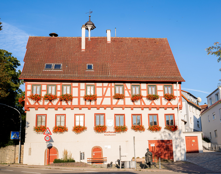 Ein Rathaus.
