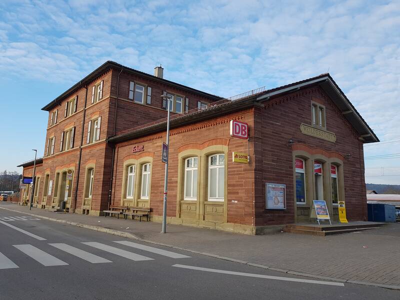 Ein Bahnhofsgebäude.