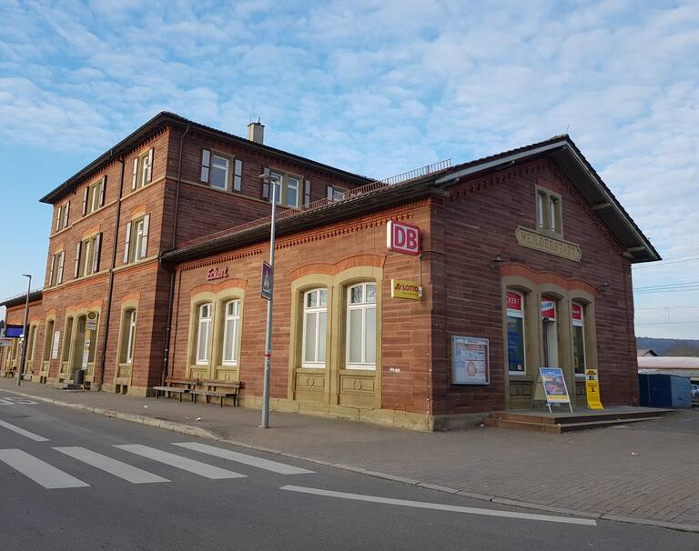 Ein Bahnhofsgebäude.