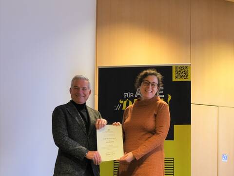 Digitalisierungsminister Thomas Strobl  übergibt den Förderbescheid an erste stellvertretende Bürgermeisterin Dr. Sonja Nolte 
