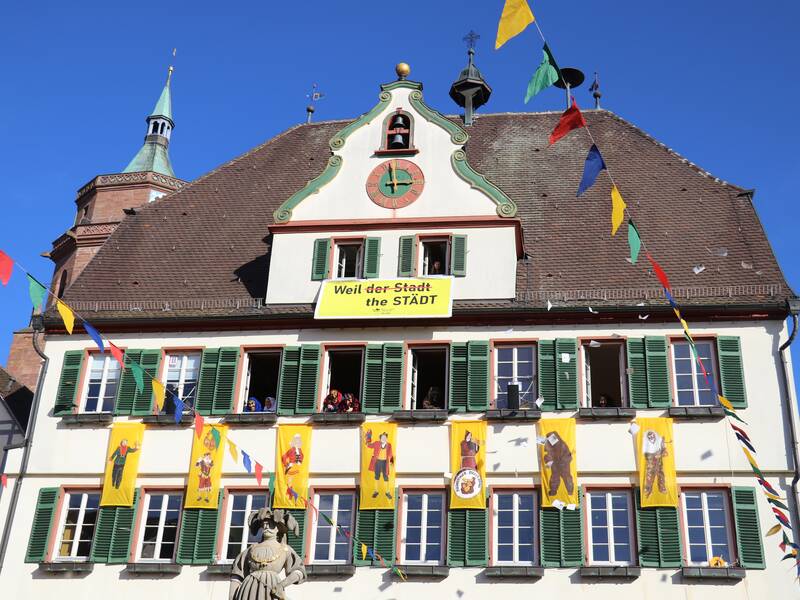 Das The Städt-Banner am Rathaus wurde während des Narrensprungs enthüllt.