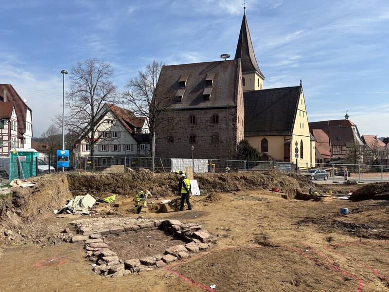 Blick über die untere Grabungsfläche zur Kirchenburg 