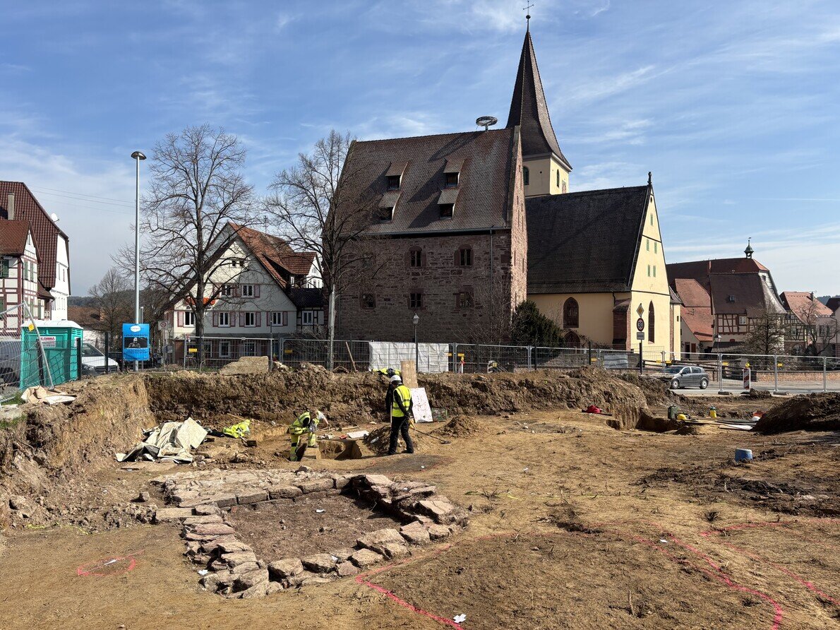 Blick über die untere Grabungsfläche zur Kirchenburg 