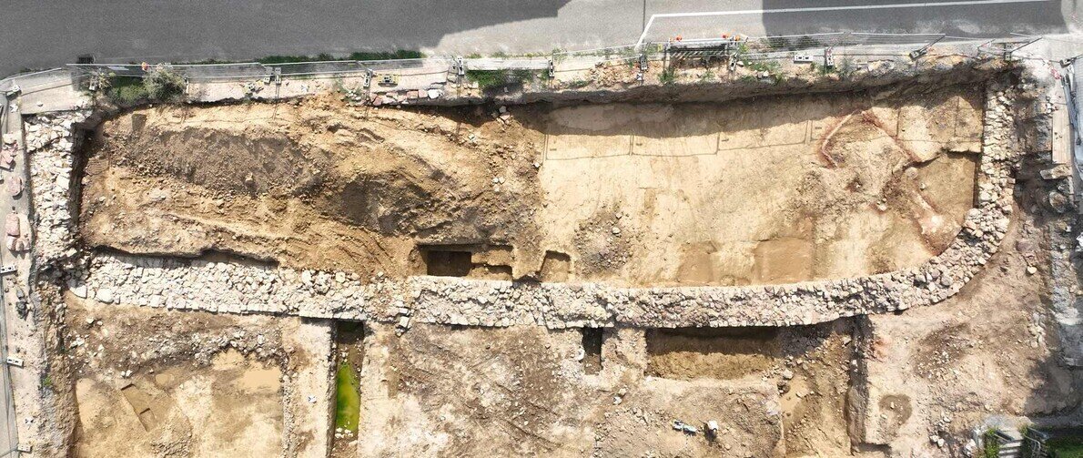 Umfassungsmauer der Burg, oben im Bild die Katharinenstraße 