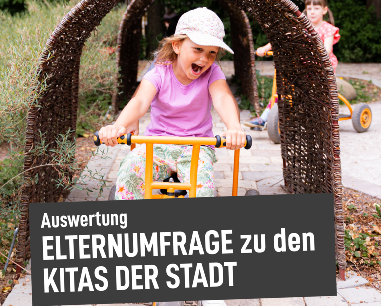 Ein fröhliches Kind in einem lila T-Shirt und einer Mütze fährt ein Dreirad unter einem bogenförmigen Weidengang hindurch, während im Vordergrund ein Banner mit der Aufschrift "Auswertung Elternumfrage zu den Kitas der Stadt" zu sehen ist.