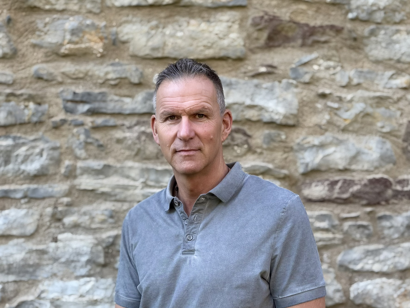 Portraitfoto von Ralf Wöschler 