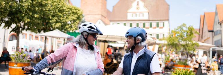Zwei Radfahrer unterwegs in der Stadt.