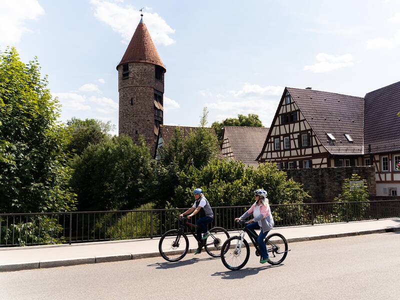 Zwei Radfahrer unterwegs in der Stadt.