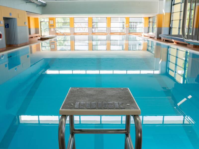 Ein Hallenbad.