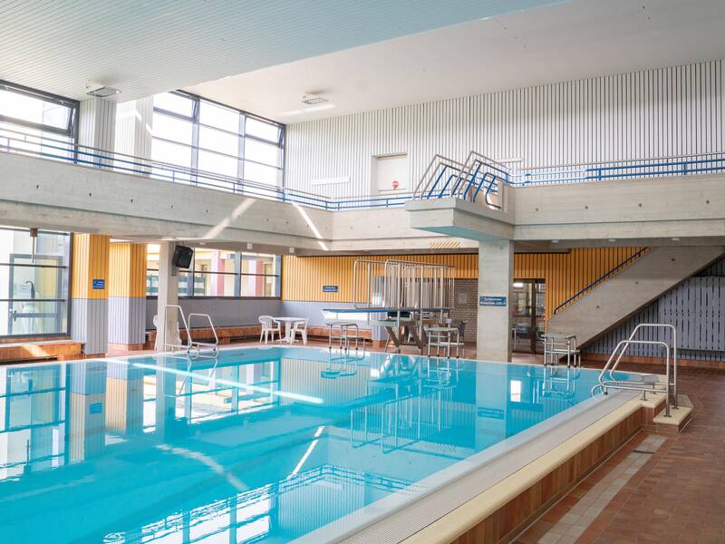 Ein Hallenbad.