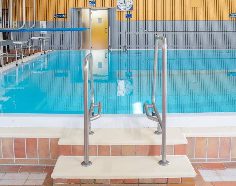 Ein Hallenbad.