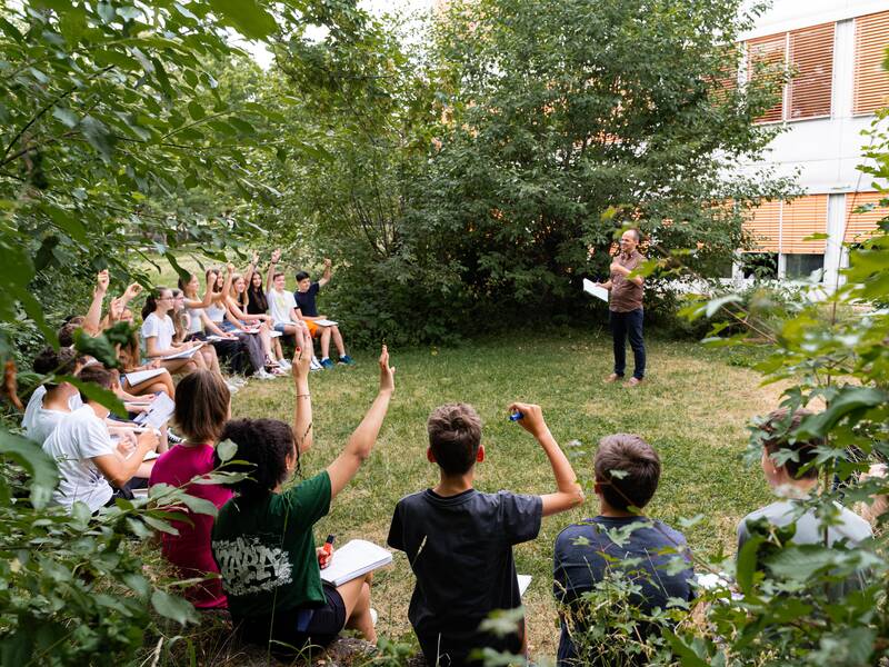 Ein Lehrer unterrichtet Schüler.