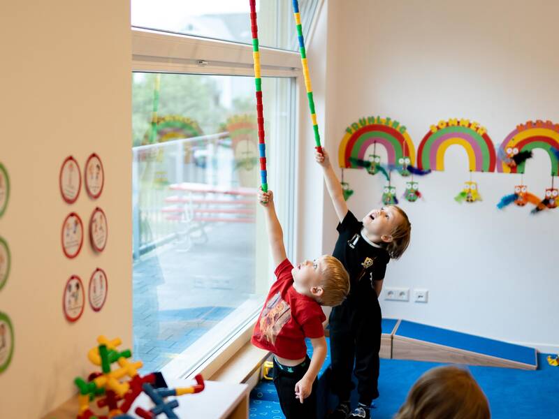 Kinder beim Spielen in einem Kindergarten.