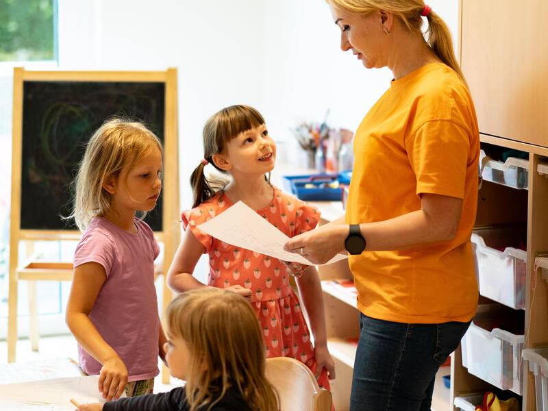 Kinder beim Spielen in einem Kindergarten.