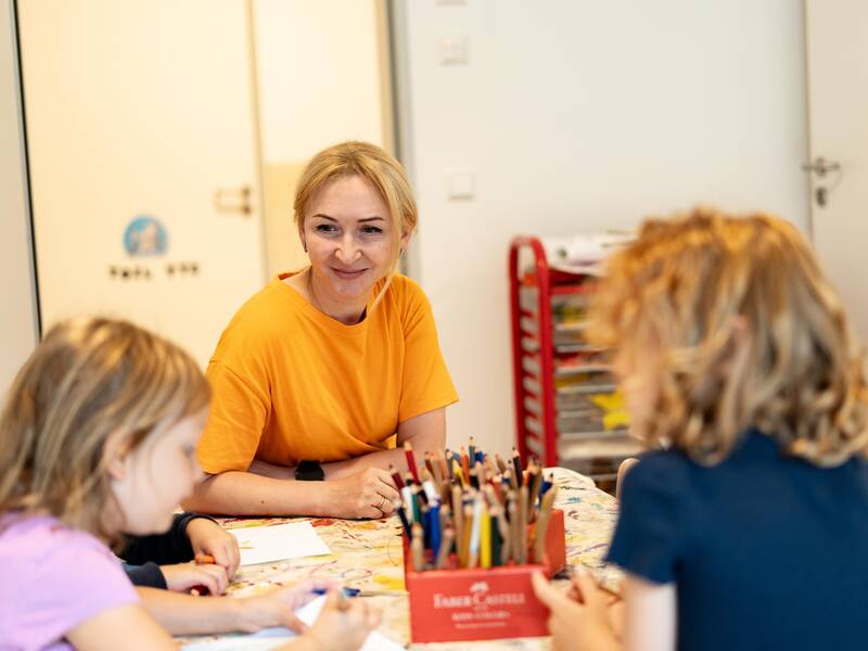 Kinder beim Spielen in einem Kindergarten.