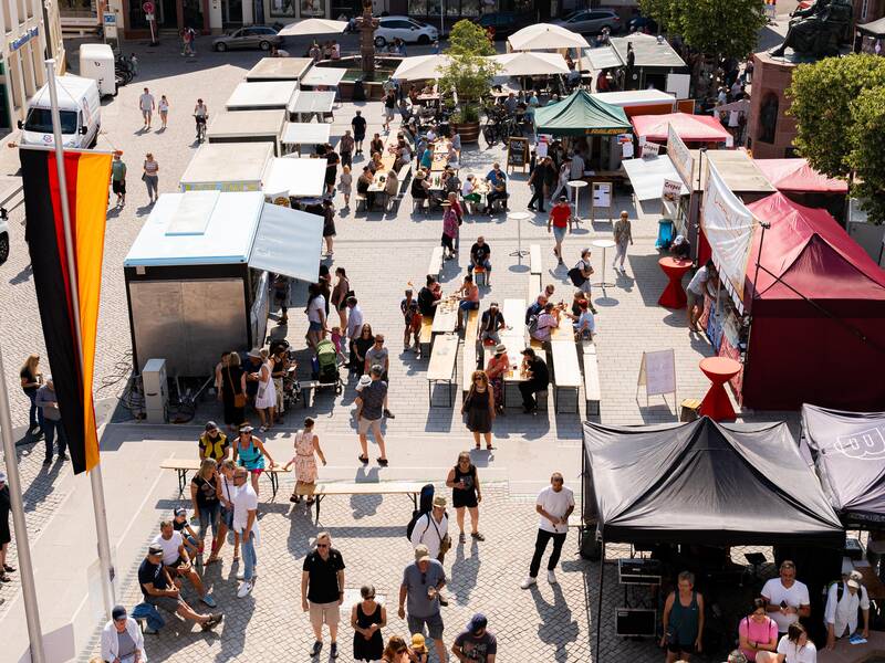 Ein belebter Marktplatz.