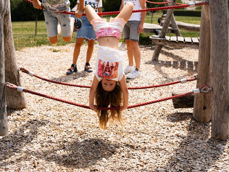 Eine Familie spielt auf einem Spielplatz.
