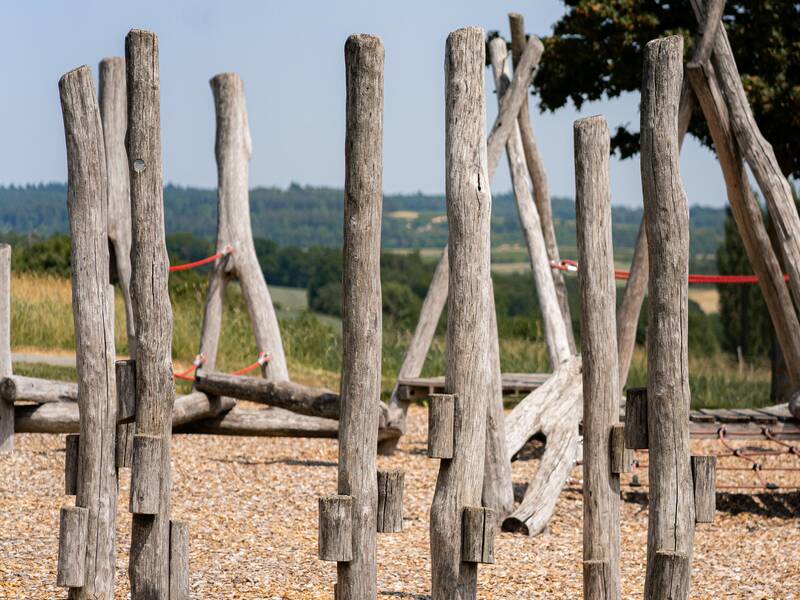 Spielgeräte auf einem Spielplatz.