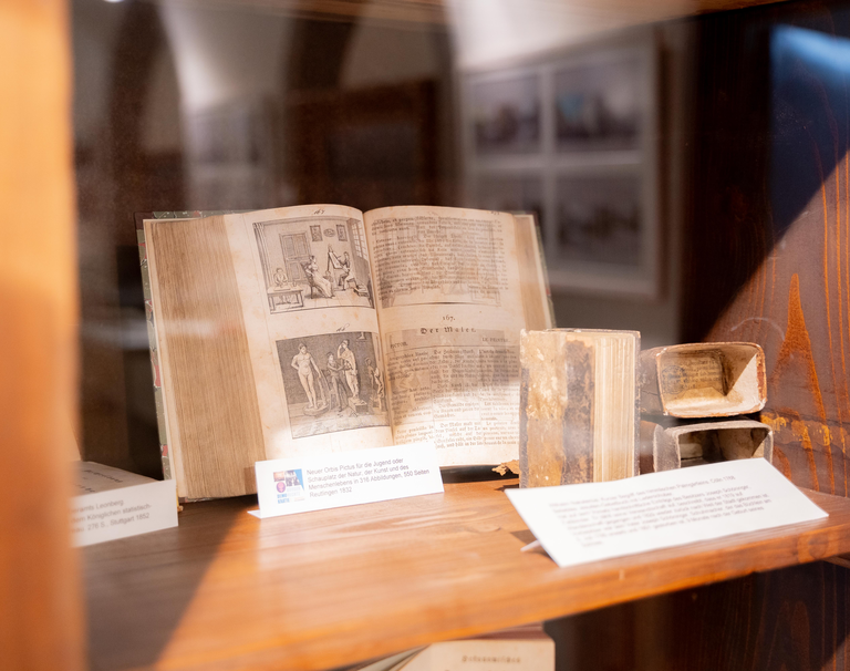 Alte Bücher in einem Stadtarchiv.