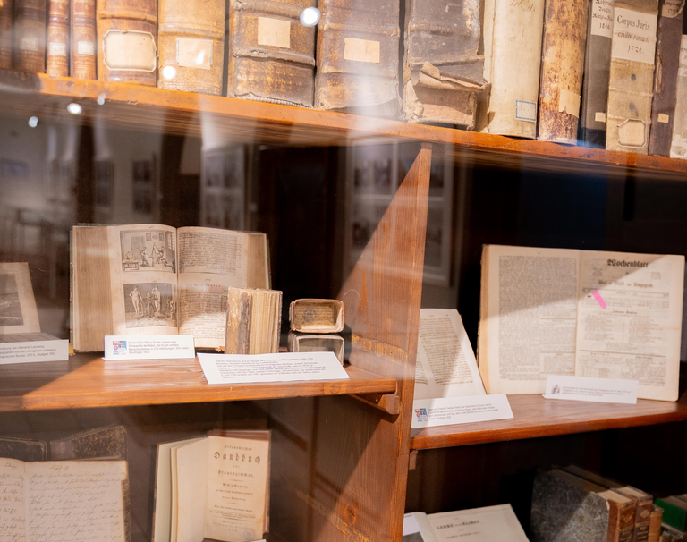 Alte Bücher in einem Stadtarchiv.
