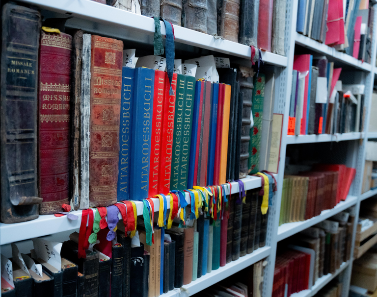 Alte Bücher in einem Stadtarchiv.