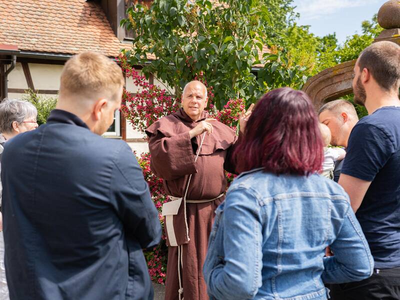 Viele Menschen nehmen an einer spannenden Stadtführung teil.