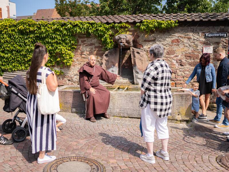 Viele Menschen nehmen an einer spannenden Stadtführung teil.