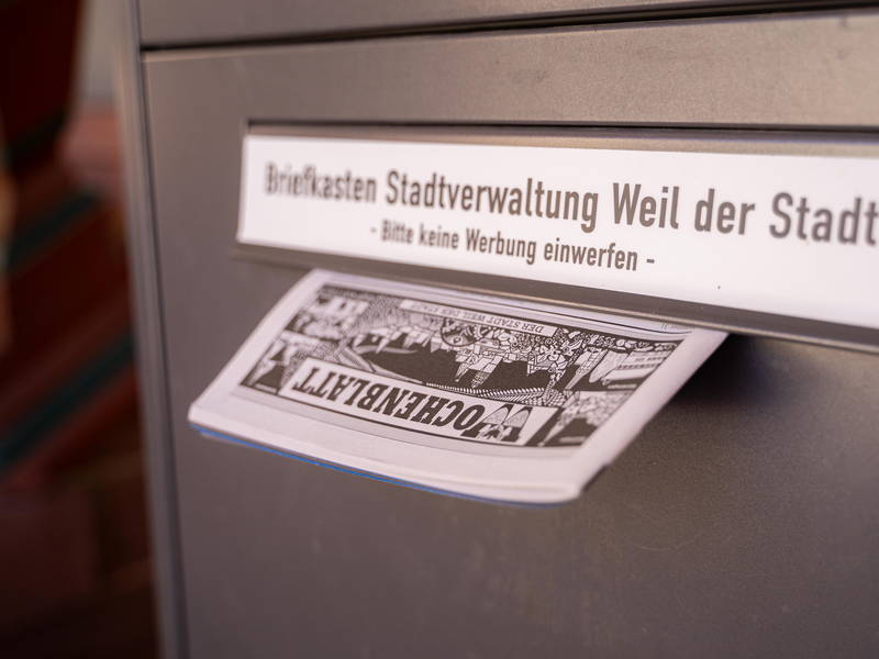 Ein Wochenblatt steckt im städtischen Briefkasten.