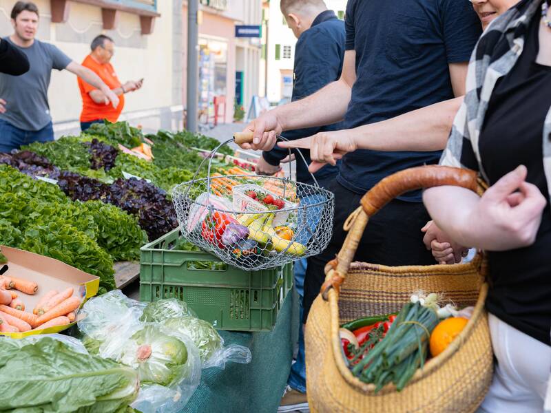 Prall gefüllte Körbe am Wochenmarkt