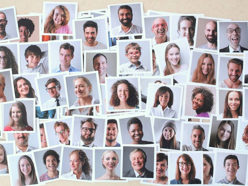 Eine Fotocollage mit Gesichtern unterschiedlicher Menschen.