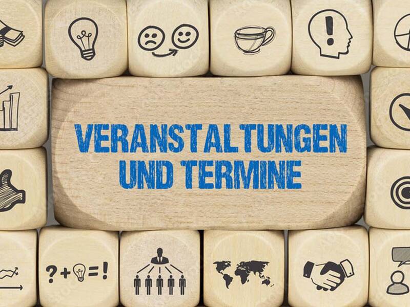 Viele Würfel mit diversen Motiven. Auf dem größten Würfel in der Mitte steht "Veranstaltungen und Termine" geschrieben.