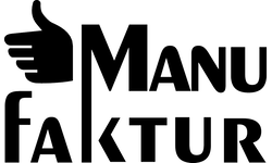 Das Logo von Manufaktur mit der Hintergrundfarbe weiß und schwarzer Schrift mit "Manufaktur.