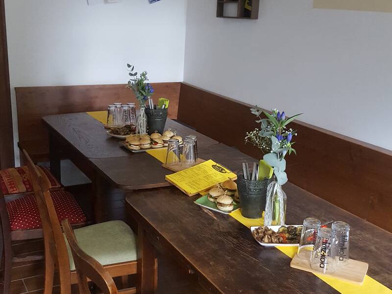 Auf dem Tisch sind kleine Essenssachen und Gläser aufgestellt.