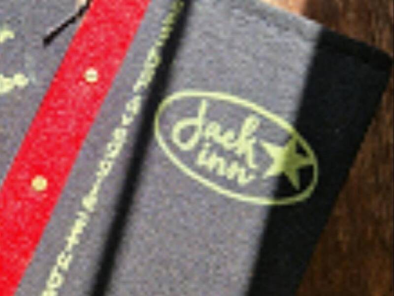 Das verschwommene Bild zeigt eine Speisekarte von Jack Inn.