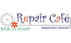 Das Logo des Repair Cafés Weil der Stadt zeigt zwei ineinandergreifende Zahnräder, eines in Dunkelblau und eines in Orange, mit dem Schriftzug „Repair Café“ in verspielter Schrift und „WEIL DER STADT“ in grüner Großschrift darunter sowie zusätzlich den Schriftzug „Wegwerfen? Denkste!“ in blauer Schrift.